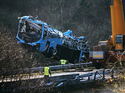 Una grúa trabaja en el izado del autobús accidentado en el río Lérez (Cerdedo-Cotobade, Pontevedra), el pasado 27 de diciembre.