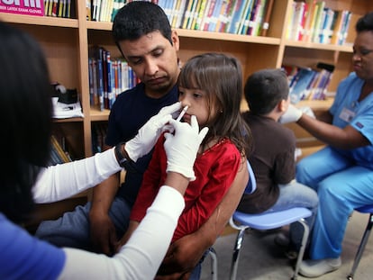 El de la gripe es uno de los pocos virus para los que hay varias vacunas intranasales. En la imagen, una pequeña estadounidense es vacunada por la nariz en su escuela durante la campaña contra el H1N1 que provocó la pandemia de 2009.