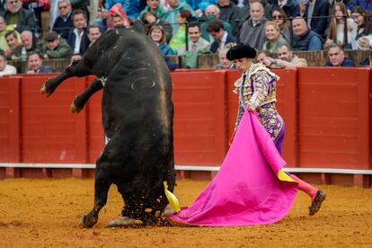 El torero Ginés Marín, junto al sexto toro de la corrida del pasado martes en Sevilla.