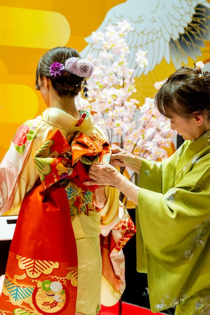 Japón ha decidido mostrar su oferta turística a través de múltiples actividades, como sesiones fotográficas con trajes regionales o demostraciones de Kūdō (arte marcial mixta japonesa), distribuidas a lo largo de los cinco días de Fitur. En la imagen, tutorial de cómo vestir un kimono en el estand del país asiático.