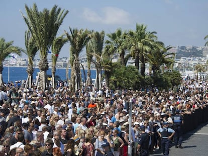 Minuto de silêncio em Nice (França) pelas vítimas do atentado de 14 de julho.