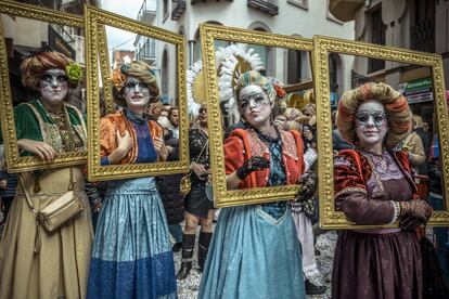 Sitges, Catalonia: The open air carnival in Sitges runs from February 23 to March 1 and is another that has gained worldwide fame. The keys to its success are its joyfulness and lack of inhibition. One aspect of this carnival with a difference is that it depicts the story of a king who comes to power on February 23 but is later arrested, burned and buried on Ash Wednesday. Sitges is known for its openness to the gay community and attracts hundreds of thousands of visitors with its costumes and dances.