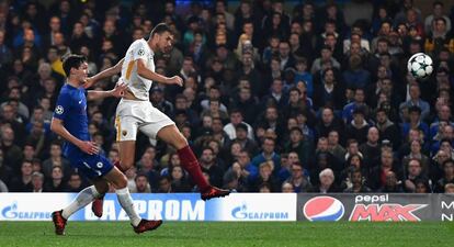 Dzeko marca el 2-2 de volea ante el Chelsea en Stamford Bridge durante la fase de grupos.