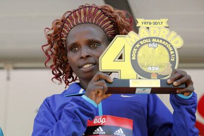 La keniana Elizabeth Rumokol se proclama campeona del Maratón de Madrid con una marca de 2h:33:55.