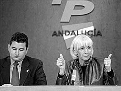 Antonio Sanz y Teófila Martínez, ayer, en la sede del PP.