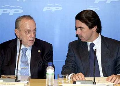 El presidente de la Xunta, Manuel Fraga, con José María Aznar, durante la reunión del Comité Ejecutivo del PP.