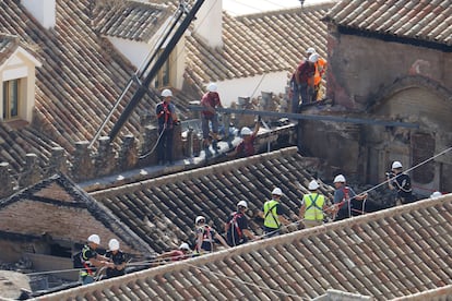 Operarios trabajaban ayer, lunes, en la zona afectada en las cubiertas de la Mezquita-Catedral de Córdoba por el incendio del pasado 8 de agosto.