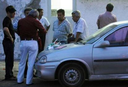 Familiares de los 11 fallecidos encontrados ayer en Veracruz, frente a la morgue.