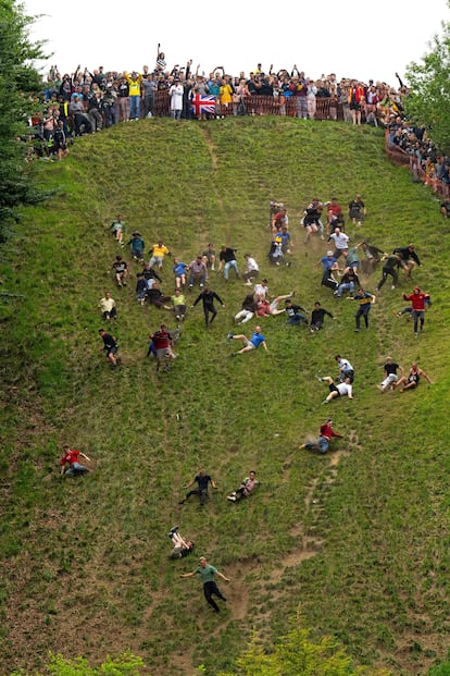 Participantes en la última edición de la famosa Cooper's Hill, celebrada en mayo de 2025.