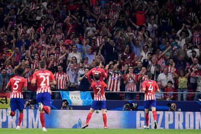 Los jugadores del Atlético celebran el primer gol anotado por Antoine Griezmann junto a la afición.