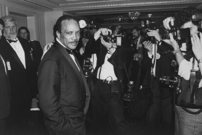 Quincy Jones posa para los fotógrafos en 1991, en el Rock & Roll Hall of Fame, Nueva York.