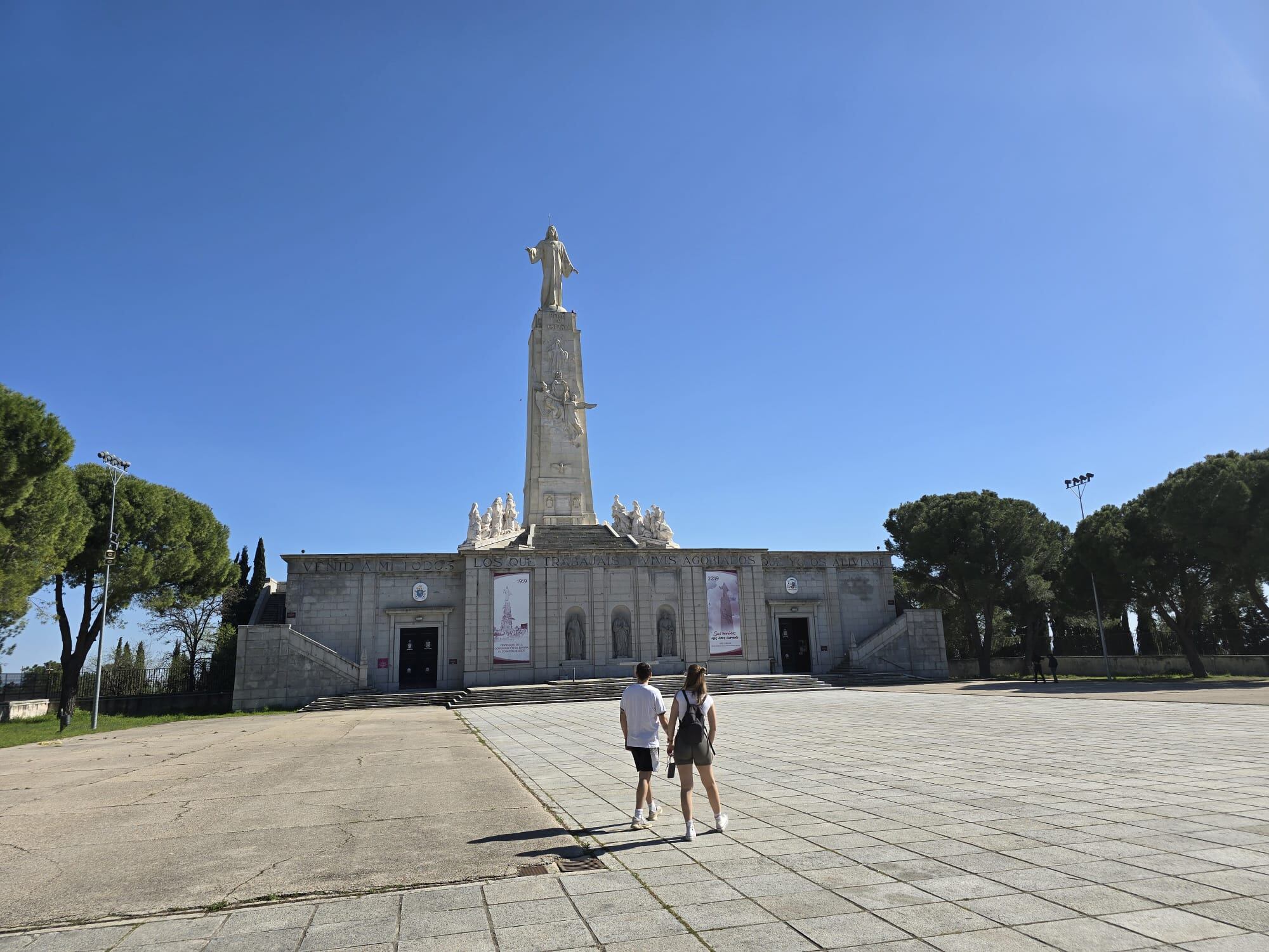Una pareja contempla el martes el Monumento al Sagrado Corazón en el Cerro de los Ángeles, Getafe.