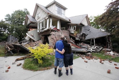 Una pareja, ante su vivienda destruida en Christchurch.