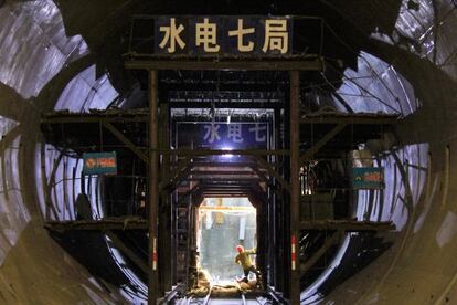 Trabajadores chinos en el túnel que atraviesa el río Amarillo.