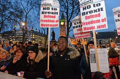 Manifestantes anti Brexit protestan en el centro de Londres. 