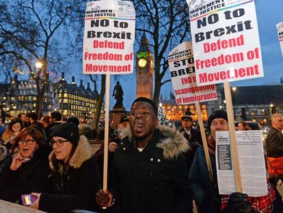 Manifestantes anti Brexit protestan en el centro de Londres. 
