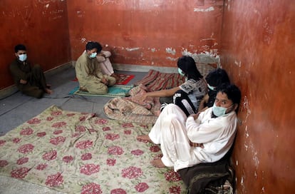 Los familiares de la dos víctimas, acusados de planear del complot para su asesinato, en Gujrat (Pakistán).
