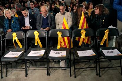 Les cadires buides dedicades als absents a Bèlgica i a l'empresonat Jordi Sànchez durant l'acte d'inici de campanya de Junts per Catalunya, a l'edifici Imagina del Poble Nou, a Barcelona.