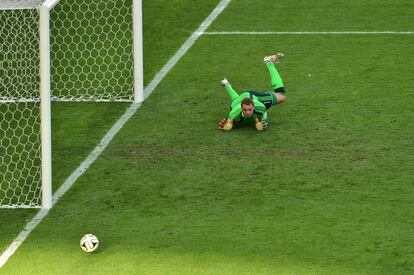 El portero alemán Manuel Neuer observa el balón.