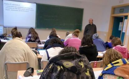 Alumnos del IES Navarro Santaf&eacute; de Villena, en Alicante, dando una clase con mantas