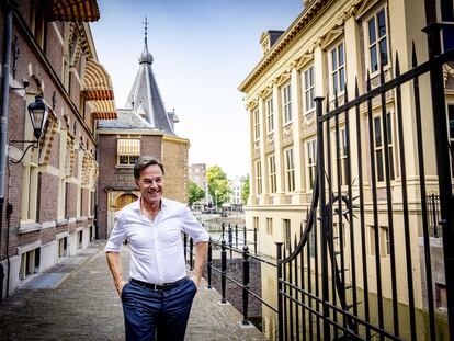 El primer ministro holandés saliente, Mark Rutte, llega al Binnenhof en La Haya (Países Bajos), este jueves.