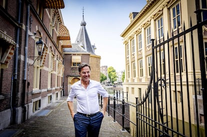 El primer ministro holandés saliente, Mark Rutte, llega al Binnenhof en La Haya (Países Bajos), este jueves.