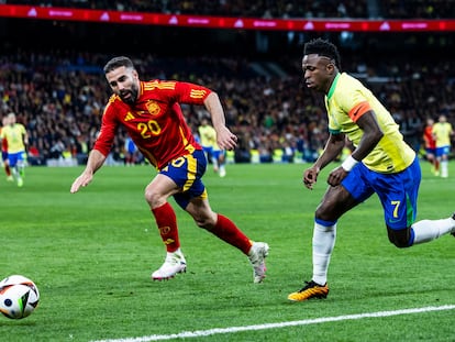 Carvajal busca robarle el balón a Vinícius, durante el amistoso entre España y Brasil.