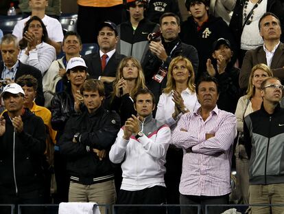 De izquierda a derecha, en la fila de arriba, Ana Patricia Botín (con gorra), la hermana de Rafa Nadal, su madre y, a la derecha, su novia. En la fila de abajo, a la izquierda, Toni Nadal y otros colaboradores del tenista. Con camisa de rayas, el padre del campeón.