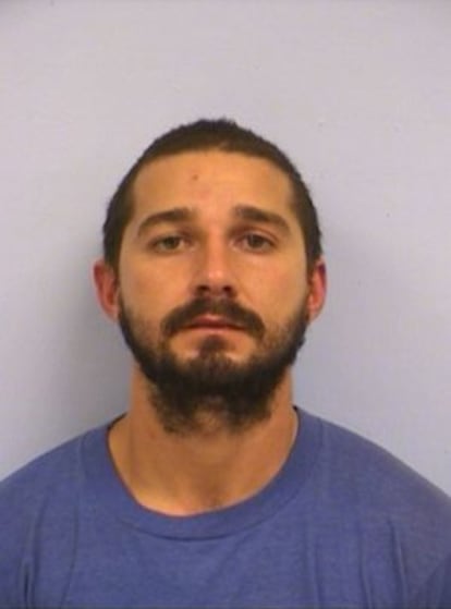 Foto policial de Shia LaBeouf tras la detención.