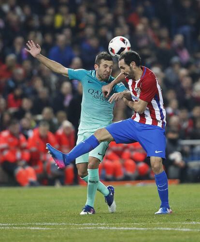 El centrocampista del Barcelona Sergio Roberto (i) pelea por el balón con Juanfran del Atlético de Madrid.