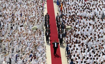 Los feligreses clamaron a Nassón Joaquín García, quien repartió bendiciones, mientras avanzaba hacia el templo acompañado por un grupo de hombres que le escolta conocidos como su "guardia real".