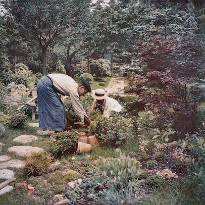 ‘Dos jardineras en el jardín japonés’ (sin fecha), de autor desconocido. 