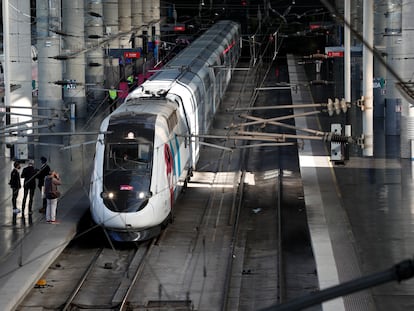 Un tren de alta velocidad de Ouigo en la estación madrileña de Atocha.