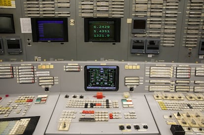 Parte do painel de controle da usina nuclear de Ignalina, na Lituânia, onde os controles são escritos em russo. A fábrica foi construída nos anos oitenta, quando a Lituânia ainda fazia parte da União Soviética.