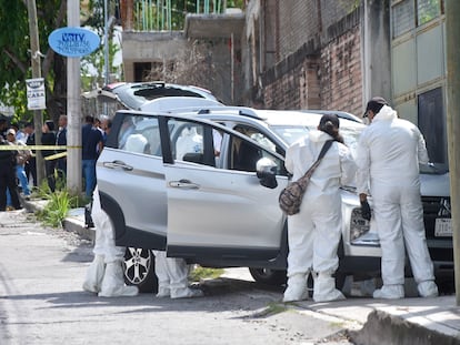 Peritos forenses analizan el vehículo en el que fue acribillado Fernando García, el pasado 12 de septiembre, en Chilpancingo.