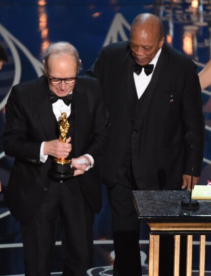 Ennio Morricone recibe el Oscar a la mejor banda sonora por 'Los odiosos ocho'.