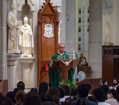 Un sacerdote católico celebra una misa en la cfatedral de la Inmaculada Concepción, este domingo en Hong Kong.
 