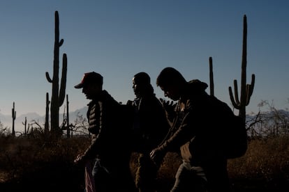 Un grupo de migrantes camina por el desierto de Arizona, después de haber cruzado desde Sonora.