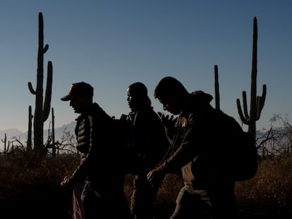 Un grupo de migrantes camina por el desierto de Arizona, después de haber cruzado desde Sonora.