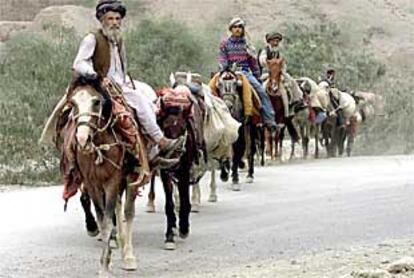 Civiles afganos marchan a caballo hacia la frontera de Pakistán por el paso montañoso de Jiber.