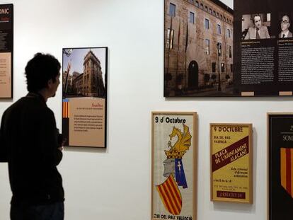 La exposición en las Cortes Valencianas incluye carteles y documentos de la época preautonómica.