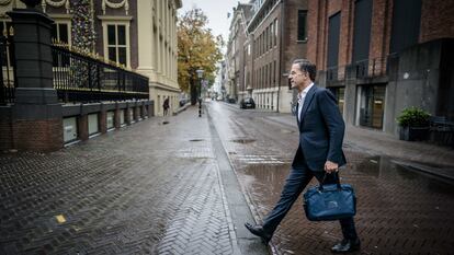 Mark Rutte, en una calle de La Haya el viernes.  