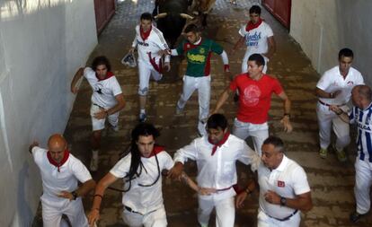 Mozos entrando en el callejón durante el octavo y último encierro de 2013.