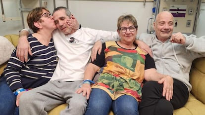 Desde la izquierda, los argentino-israelíes Gabriela Leimberg, Fernando Marman, Carla Marman y Luis Har, en su reencuentro en el hospital cerca de Tel Aviv tras el rescate de los dos hombres por el ejército israelí en Gaza, el pasado febrero.