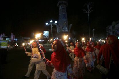 Varios niños participan en un desfile nocturno sosteniendo velas en la zona de Karo. Los musulmanes se preparan para las celebraciones de la festividad con la que culmina el mes sagrado del Ramadán.