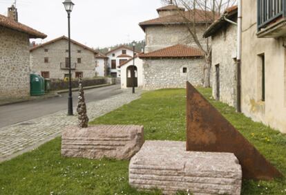 Monumento en Akorda en honor de Juan Tellechea, único superviviente vivo de la batalla del Cabo Matxitxako.