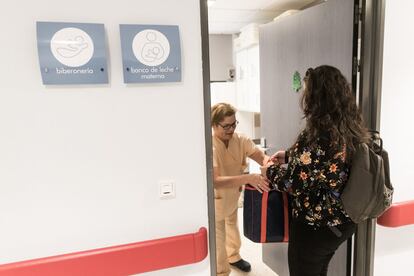 La madre entrega su donación en la puerta al personal hospitalario que promueve el banco de leche.