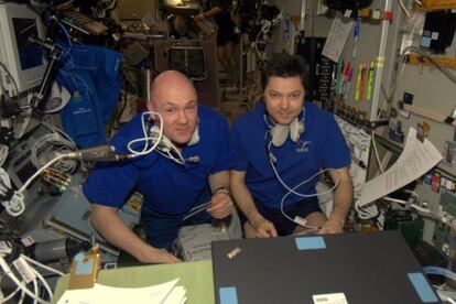 Los astronautas André Kuipers (izquierda) y Oleg Kononenko ensayando la maniobra de llegada del ATV ‘Edoardo Amaldi’ a bordo de la Estación Espacial Internacional.