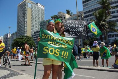 Duas amigas dizem se unir contra o PT “desde a época do [ex-presidente Fernando] Collor”. Na manifestação em Copacabana se destacavam por pedir intervenção militar temporária “para limpar a sujeira” e, depois, entregar o país a civis sem “filiação partidária”.