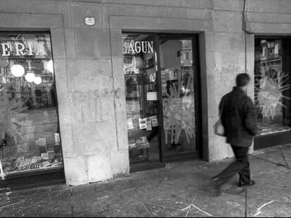 La librería Lagun de San Sebastián, tras el ataque que sufrió por parte de jóvenes radicales que apoyan a ETA el día de Nochebuena de 1996.